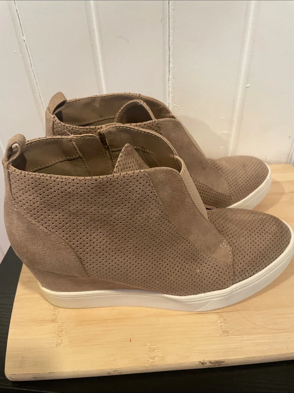 MIA Arianna suede taupe wedges size 7.5